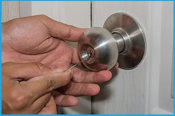 Lock Locksmith Services Willoughby, OH 440-226-5073 - 14-unlock-door